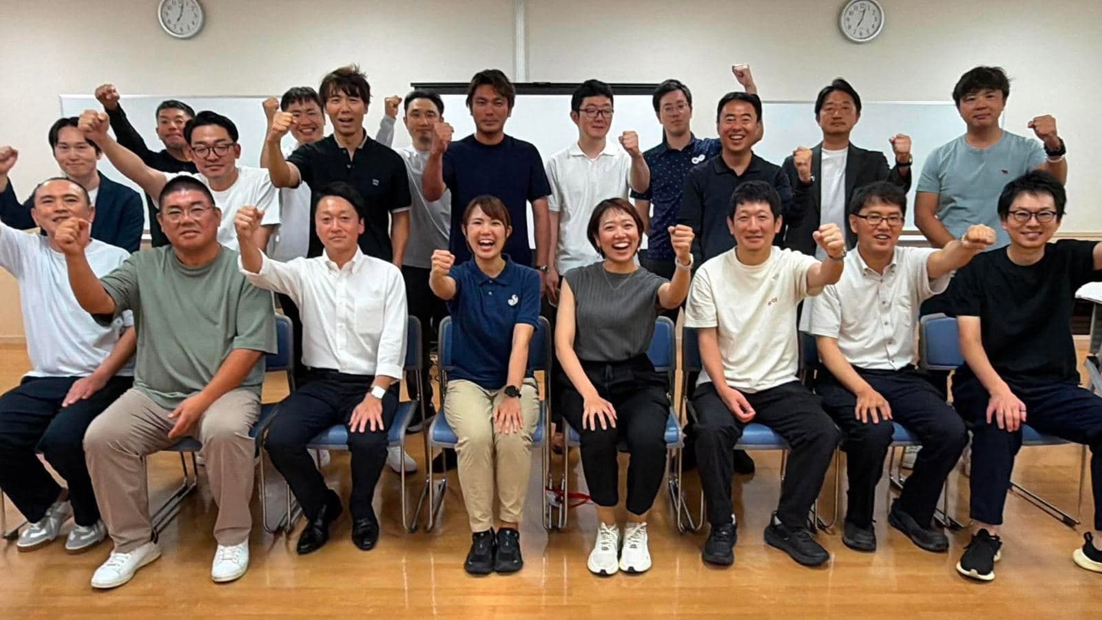 小田原二世会の講演会後、参加者と講師が並ぶ集合写真