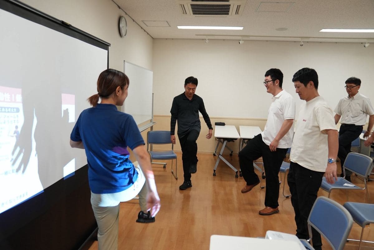 参加者が片脚を上げ、体の動きを確かめる体感ワーク
